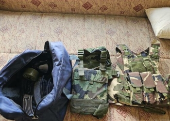 Policia bastis banesën e një të dyshuari në veri, gjenden armatime dhe drogë