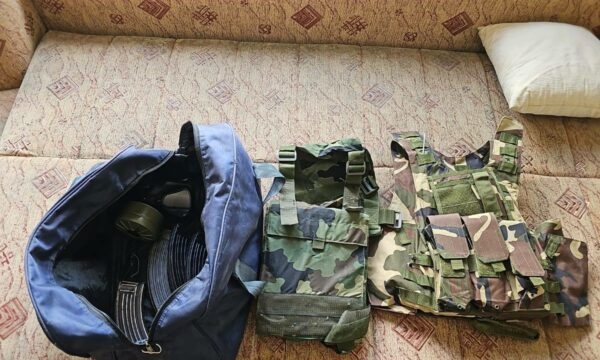 Policia bastis banesën e një të dyshuari në veri, gjenden armatime dhe drogë