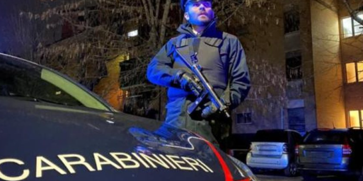 Romë: Shqiptari godet me gërshërë berberin indian pas një debati, arrestohet për tentativë vrasjeje