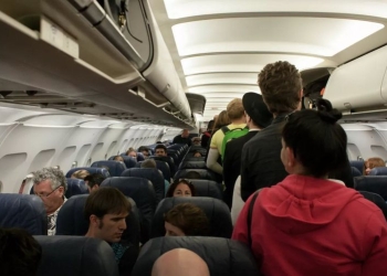 Mbi 65 euro gjobë kush ngrihet në këmbë para se të ulet avioni