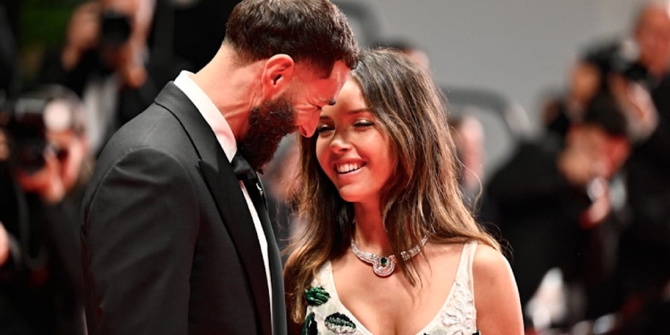 Të buzëqeshur nga dashuria: Karim Benzema (37) dhe e dashura e tij e re Lyna Khoudri (32)