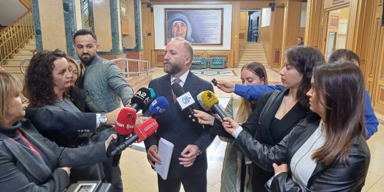 Abelard Tahiri ia lëshon një koment Gërvallës teksa flet: Hajt bre se s’din kjo