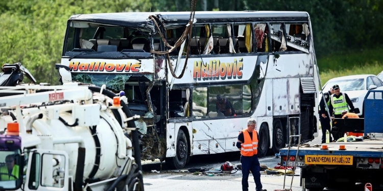 Kroaci: Raportohet për dy të vdekur dhe 31 të lënduar në një aksident mes autobusit dhe veturës