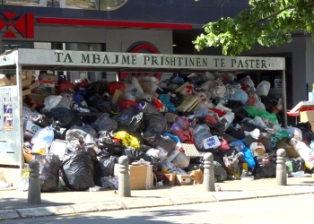 Prishtina e mbushur me bërllok, kontejnerët përplot, qytetarët të pezmatuar!
