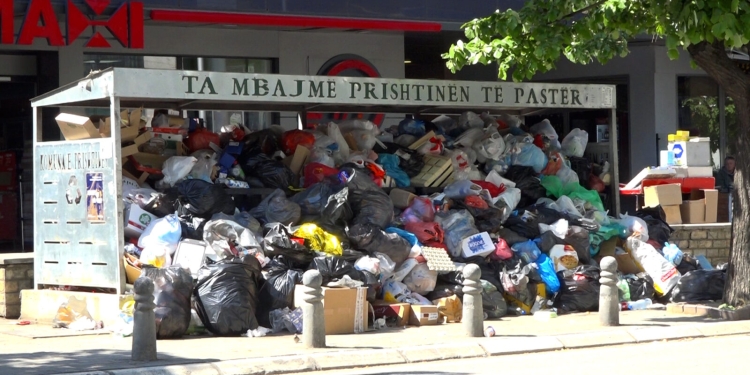 Prishtina e mbushur me bërllok, kontejnerët përplot, qytetarët të pezmatuar!