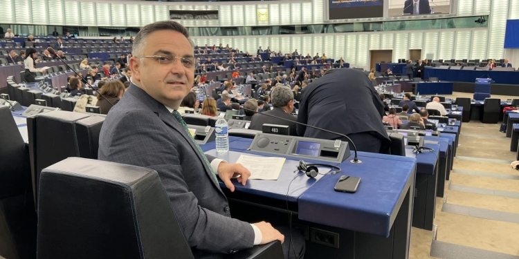 Besnik Tahiri: Qëndrimi i AAK-së, PDK-së e LDK-së do të duhej të ishte qeveria e opozitës, në krye me Bedri Hamzën