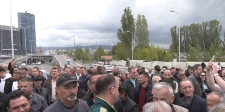 Bllokohet rruga edhe te kazerma “Adem Jashari”