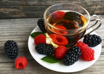 Studimi zbulon se çaji, manaferrat dhe ushqimet e pasura me flavonoide luajnë rol në “mosplakje”
