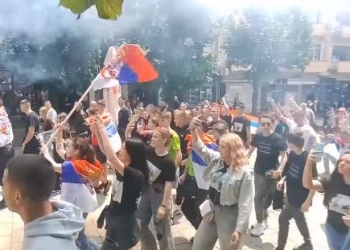 Me flamuj serb dhe fishekzjarre, maturantët kalojnë në sheshin “Car Lazar” të Mitrovicës Veriore