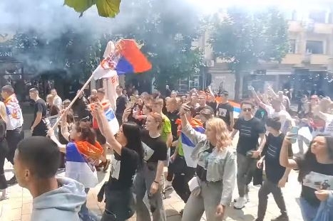 Me flamuj serb dhe fishekzjarre, maturantët kalojnë në sheshin “Car Lazar” të Mitrovicës Veriore