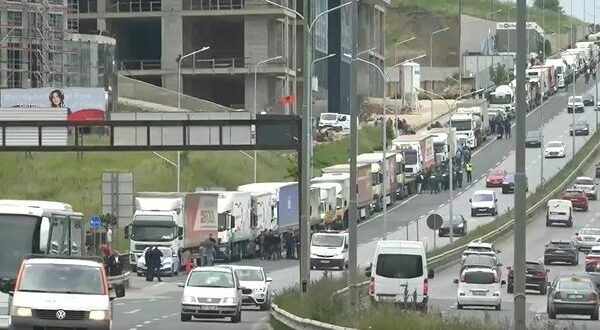 Qeverisë dhe ZRrE-së i kërkohet shtyrja e afatit të daljes në tregun e lirë të energjisë