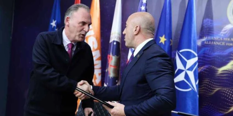 Limaj më porosi për AAK-në: Me idhnim t’shpisë, mos ju gjuj kojshisë