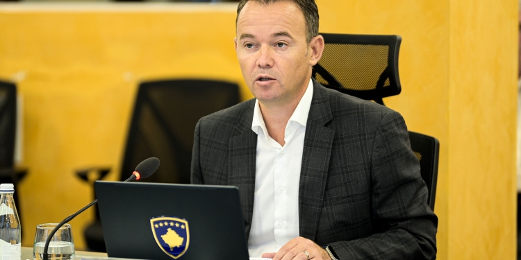 Pas disa orësh përfundon intervistimi i ministrit Faton Peci