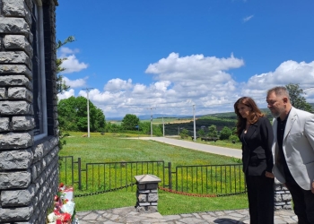 Lushtaku dhe Musliu nderojnë dëshmorët dhe martirët e familjeve Jakupi e Asllani