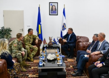 Hoxha informon përfaqësuesit e ambasadës amerikane për situatën e sigurisë