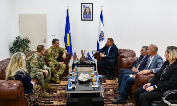 Hoxha informon përfaqësuesit e ambasadës amerikane për situatën e sigurisë