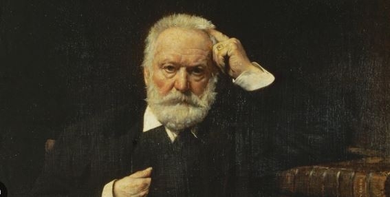 “Kurrë mos e fyeni një grua…”, mesazhi përmes poezisë i Viktor Hygos!