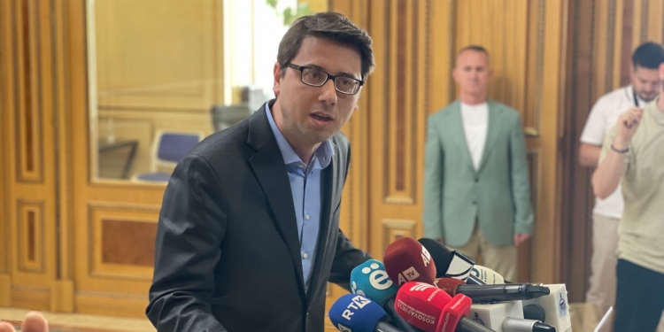 Murati sërish shpjegon Kushtetutën, thotë se vota e deputetit nuk duhet detyruar