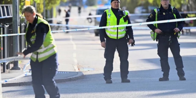 Gjashtë të arrestuar pas vrasjes së trefishtë në Suedi