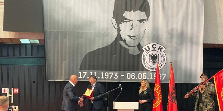 “Luftëtar midis luftëtarëve”, Luan Haradinaj nderohet me akademi përkujtimore