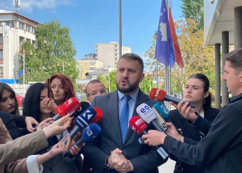 Lushtaku: Kokëfortësi nga mazhoranca, tallje me qytetarët