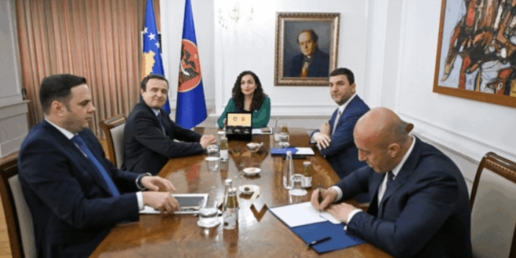 Pamje brenda takimit të krerëve të partive politike me Osmanin