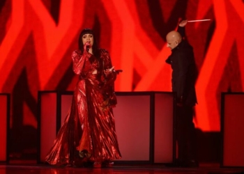 Zjermi i Shqipërisë “shkrumbon” skenën e Eurovisionit
