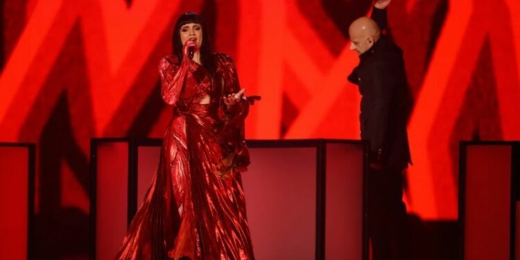 Zjermi i Shqipërisë “shkrumbon” skenën e Eurovisionit