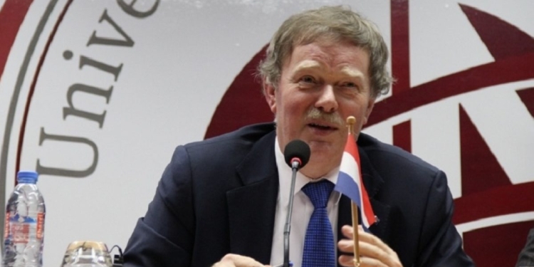 Ish-ambasadori Bosch i quan “të papërshtatshme” kritikat e BE-së ndaj Kosovës