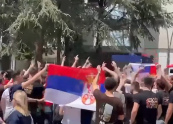 Sveçla: Maturantët në veri bënë thirrje shoviniste dhe ngritën tre gishtat (Video)