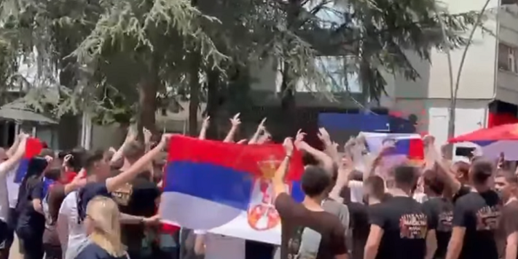 Sveçla: Maturantët në veri bënë thirrje shoviniste dhe ngritën tre gishtat (Video)