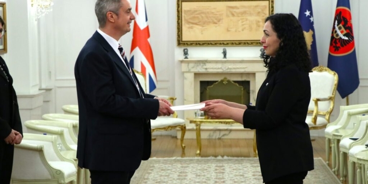 Kërcënimet ndaj presidentes Osmani, reagon ambasadori britanik: Heshtja nuk është opsion