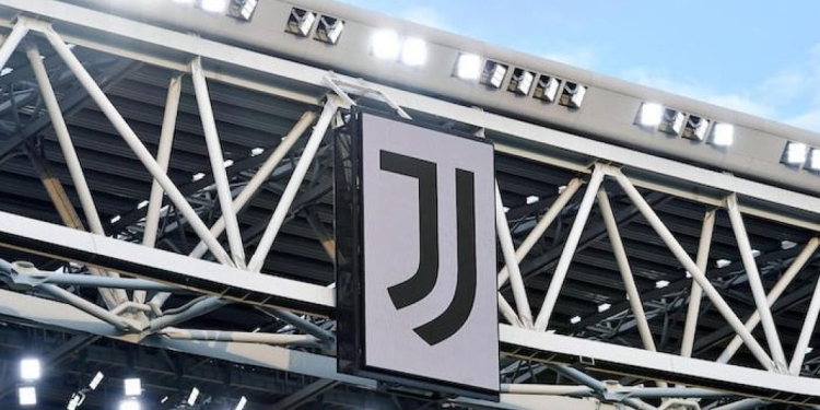 Juventusi zyrtarizon nënshkrimin e mbrojtësit anglez