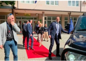 Kallas në Mitrovicën e Veriut, vizita ishte pa paralajmërim dhe pa deklaratë për media