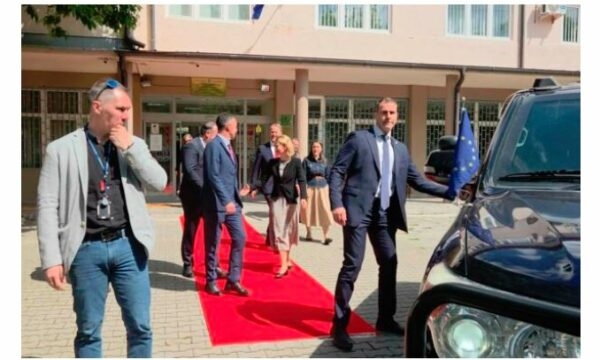 Kallas në Mitrovicën e Veriut, vizita ishte pa paralajmërim dhe pa deklaratë për media