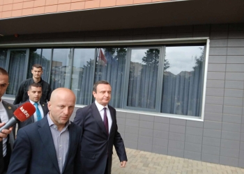 Kurti nuk flet për media para vazhdimit të seancës