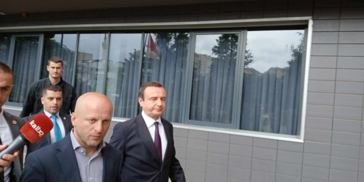 Kurti nuk flet për media para vazhdimit të seancës