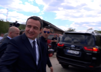 Kurti shmang përsëri pyetjet e gazetarëve, fëmijët brohorasin emrat e Thaçit dhe Kurtit në Akademinë Përkujtimore në Studime