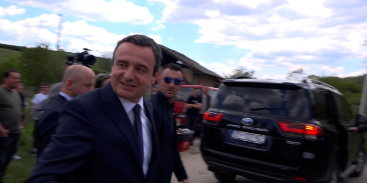 Kurti shmang përsëri pyetjet e gazetarëve, fëmijët brohorasin emrat e Thaçit dhe Kurtit në Akademinë Përkujtimore në Studime