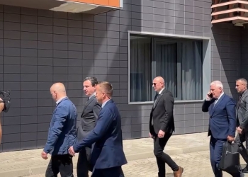 Kurti i shmanget gazetarëve, sot hyri në Kuvend nga parkingu