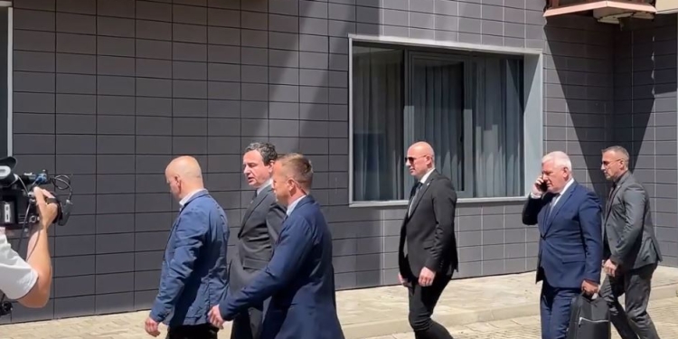 Kurti i shmanget gazetarëve, sot hyri në Kuvend nga parkingu