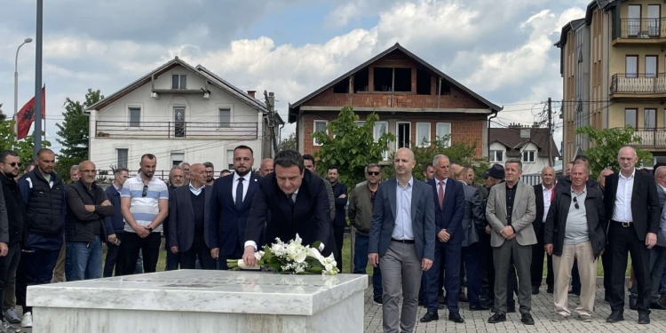 Nderime sakrificave të dëshmorit Agron Rrahmani, e quajnë simbol të guximit dhe dashurisë për atdheun
