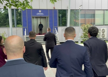 Kurti refuzon t’u përgjigjet gazetarëve