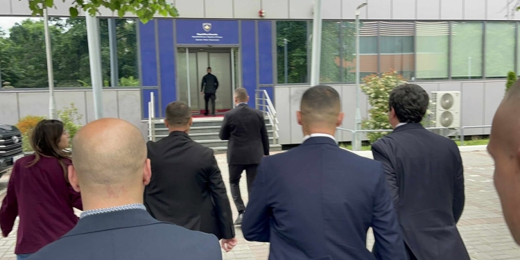 Kurti refuzon t’u përgjigjet gazetarëve