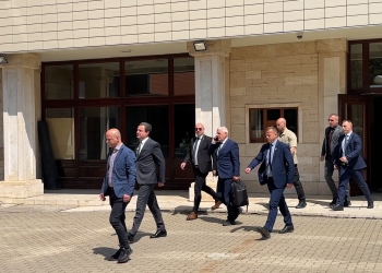 Kurti nuk u përgjigjet gazetarëve