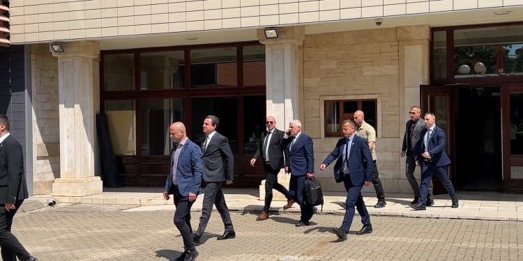 Kurti nuk u përgjigjet gazetarëve