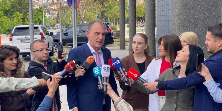 Limaj: Kosova duhet t’i ketë urgjentisht institucionet, s’e ka luksin të mbetet kështu