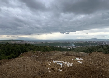 Punëtori e vuri re foshnjën pa shenja jete, teksa zbrazte dheun në deponi