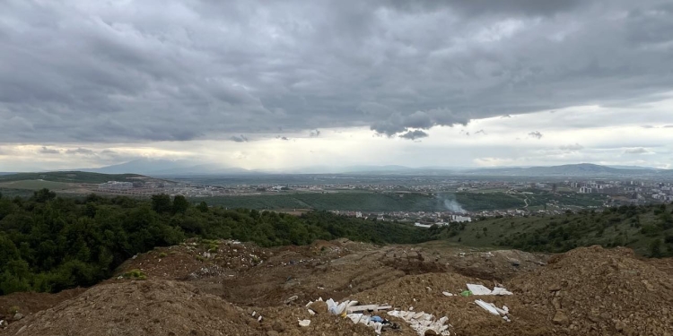 Punëtori e vuri re foshnjën pa shenja jete, teksa zbrazte dheun në deponi