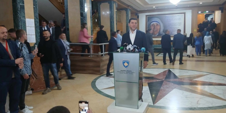 Krasniqi: PDK-ja do të shqyrtojë propozimin e AAK-së për t’iu drejtuar Kushtetueses